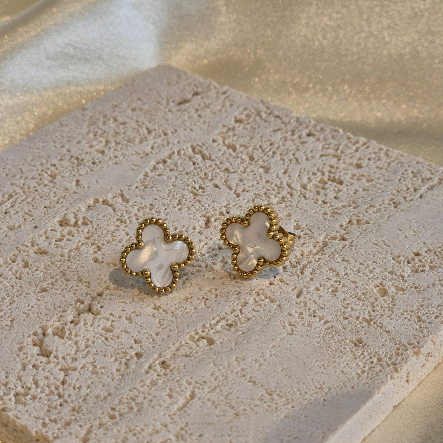 Clover Stud Earrings - Black / White