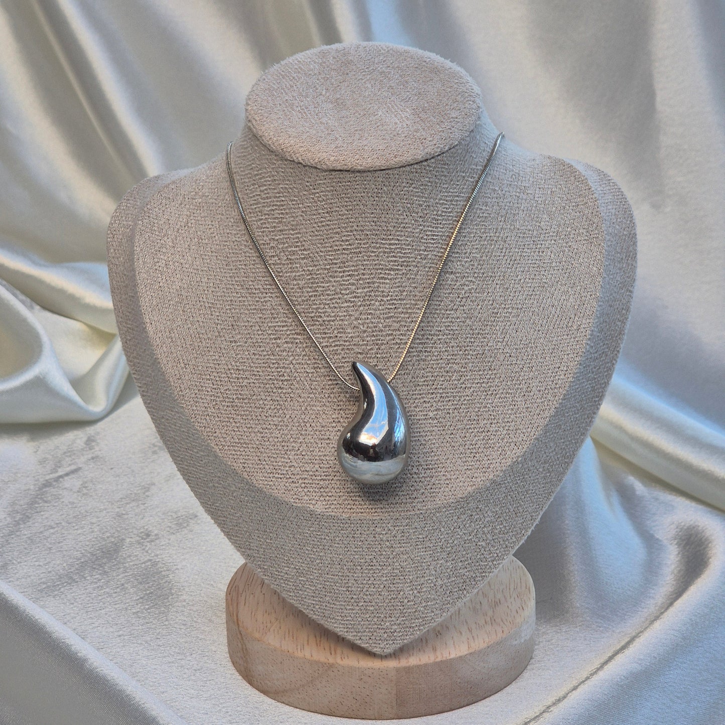 Teardrop Necklace ~ Gold / Silver