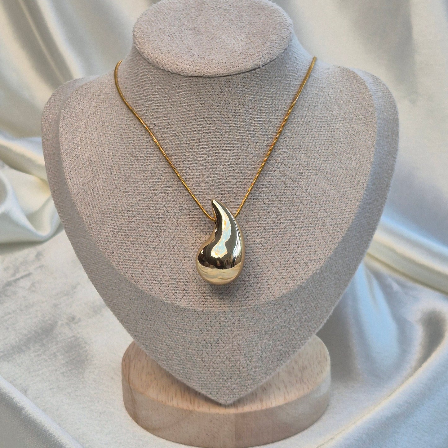 Teardrop Necklace ~ Gold / Silver